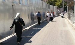 Köprübaşı’nda tehlikeli geçiş: Yayalar yola inmek zorunda kalıyor!