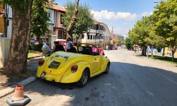Eskişehir'in tarihi sokaklarında antika araçlar ilgi çekiyor