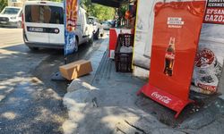 Kaldırımlar esnafın ürünleriyle daralıyor