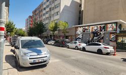 Eskişehir'deki araç parkı caddeyi daraltıyor