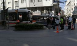Eskişehir'de facianın eşiğinden dönüldü: Tramvay ile otobüs çarpıştı