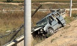 Eskişehir’de kaza: Araç beton duvara çarptı, 1'i ağır 3 yaralı
