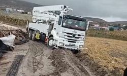 Eskişehir'de TOKİ inşaatı çamura teslim oldu, çalışmalar durdu