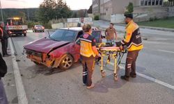 Eskişehir’de kontrolden çıkan otomobil direğe çarptı