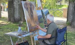 Hiç eğitim almadı, sergileri gezerek ressam oldu