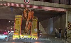 Eskişehir’de üst geçide sıkışan tır trafiği kilitledi