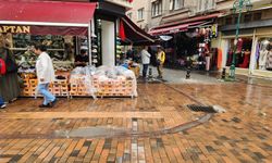 Hamamyolu’nda yağmur telaşı: Esnaf ürünlerini brandayla örttü