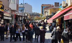Eskişehir’de güzel havayı fırsat bilenler çarşıya akın etti