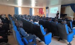 Eskişehir polisi öğrencileri siber tehditlere karşı uyardı