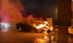 Eskişehir’de şaşkına çeviren anlar: Yanan otomobilini sigara içerek izledi
