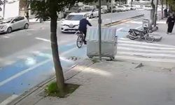 Eskişehir'de kendi yolunda giden bisikletliye otomobil böyle çarptı!