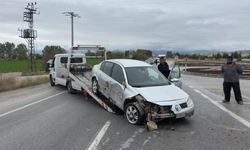 Afyonkarahisar'da kontrolden çıkan otomobil refüje girdi! Sürücü hastanelik oldu