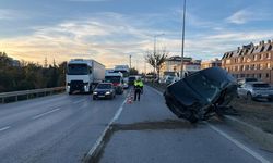 Eskişehir-Ankara yolunda feci kaza: Otomobil refüje devrildi