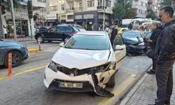Eskişehir’de iki otomobil kafa kafaya çarpıştı