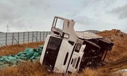Kırka girişinde kaza! Kamyon yan yattı, yükü çevreye saçıldı