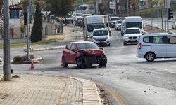 Eskişehir’de kavşaktaki çarpışma zinciri: Musluğu kırdı, duvara çarptı
