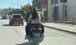 Sürücü de yolcu da kasksız! Eskişehir’de dikkat çeken görüntü