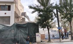 Eskişehir’de hasarlı bina sonunda yıkıldı: Cadde toza bulandı!