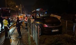 Eskişehir'de aracıyla tramvay durağına daldı: Ortalık savaş alanına döndü