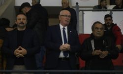Başkan Kurt maç sonu takımı kutladı