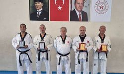Tekvandonun emektar isimlerine plaket