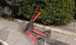 Eskişehir İsmet İnönü Caddesi’nde scooterlar devrildi! Yaya alanında dikkat çeken görüntü