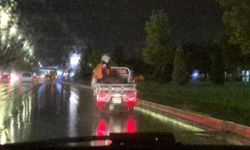 Eskişehir’de yağmurda akılalmaz görüntü! Kasa yolcu doldu