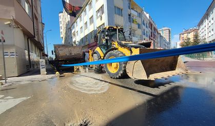 Ana boru patladı: Eskişehir'de mahalleli susuz kaldı...