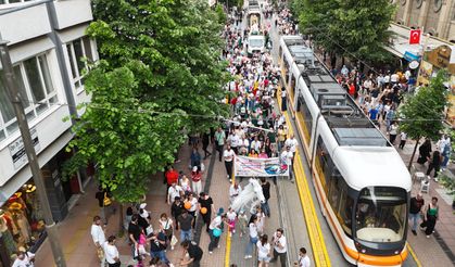 Eskişehir Festivalinde görkemli açılış: Herkes onlarla yürüdü