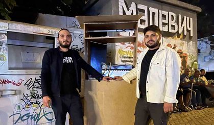 Bu gençler ekmeklerini gardıroptan kazanıyor