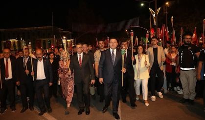 Büyük Zafer’in 103. yılı bayrak yürüyüşü ve fener alayı ile taçlandı