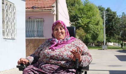 Kırılan tekerlekli sandalyesinin yenisini polis alıp hediye etti