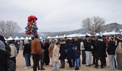 Bilecik'teki festivalde soğuk havaya rağmen uzun kuyruk!