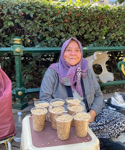 Eskişehir'de 73 yaşındaki kadın kuşlar sayesinde yaşama tutunuyor