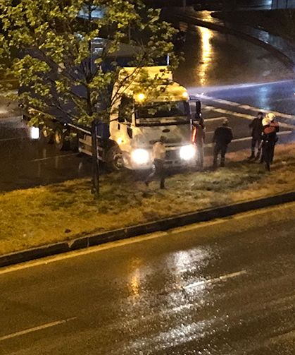 Eskişehir'de kaygan zemin kazaya neden oldu: Kamyon refüje çıktı