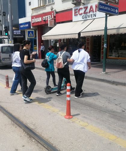 Eskişehir'de bazı yayalar canını hiçe sayıp kural tanımadılar