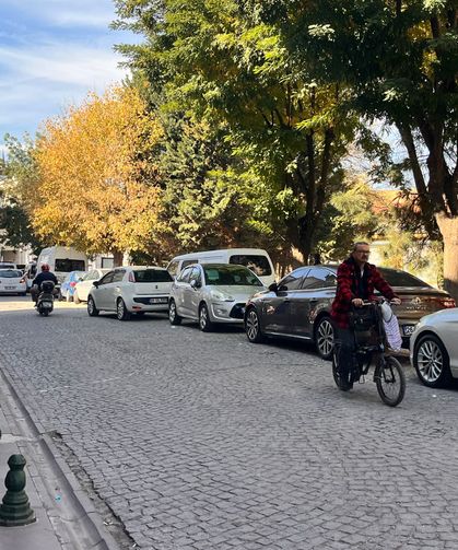 Eskişehir'de çift sıralı park trafiği kilitledi!