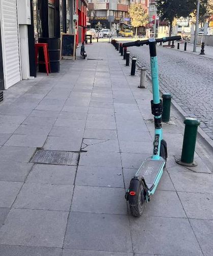 Eskişehir'de kaldırım ortasına bırakılan scooterlar tepki çekiyor