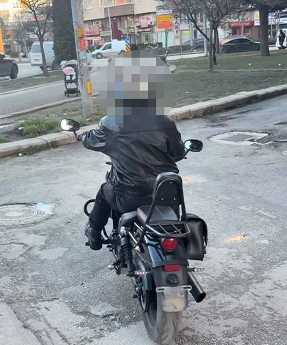 Eskişehir'de ilginç görüntü: Kaskına bantlayıp yoluna devam etti