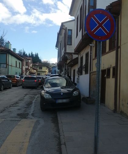 Eskişehir'de kaldırıma park isyanı: Uyarı tanımıyorlar