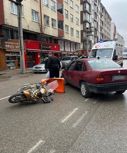 Eskişehir'de kaza: Motokurye ölümden döndü
