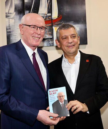 Başkan Kurt’tan Özgür Özel’e anlamlı hediye