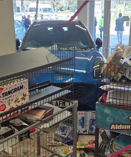 Eskişehir'de fren yerine gaza bastı: Markete daldı