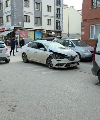 Eskişehir'de kaza: 2 araç çarpıştı 3 araç hasar aldı