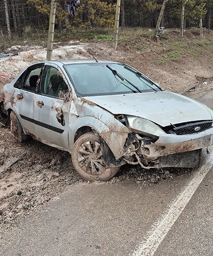 Eskişehir'de kontrolden çıkan otomobil savruldu: 3 kişi yaralandı