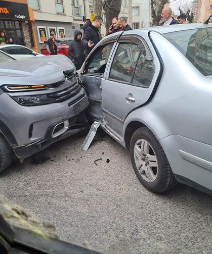 Eskişehir’de maddi hasarlı kaza: İki otomobil çarpıştı:
