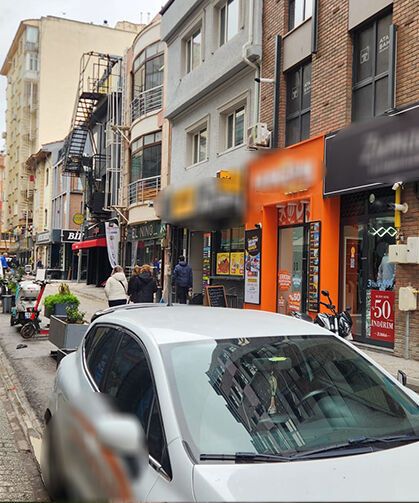 Eskişehir'de sokak ortasına park edilen araçlar geçit vermiyor!