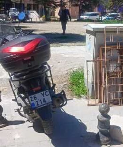Kaldırımdaki motosiklet ihlali vatandaşa yürüyecek yer bırakmadı