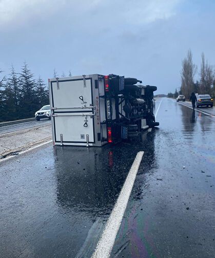 Eskişehir Seyitgazi yolunda yine kaza: Kamyonet yan yattı!