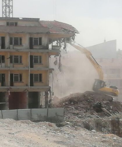 Eskişehir'de eski otel binasının yıkımına başlandı